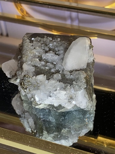 Lot 9: Pyrite sur fluorine